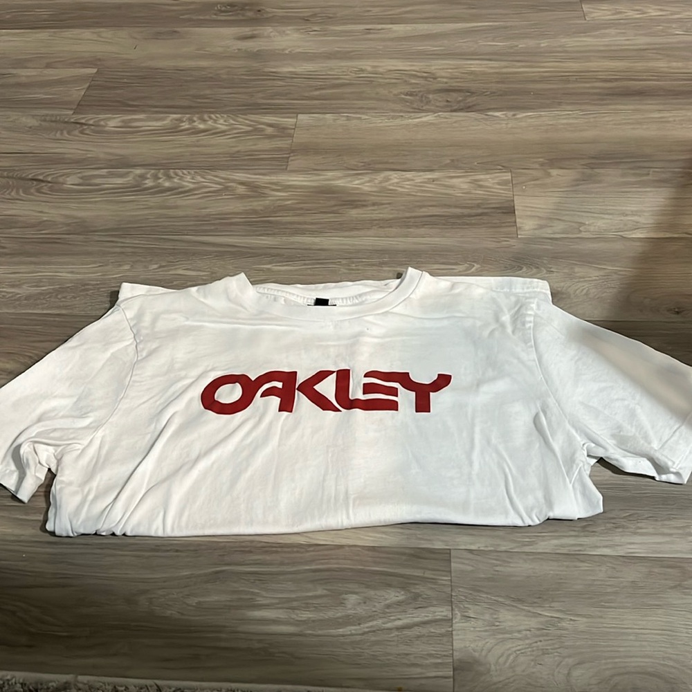 Oakley T-shirt